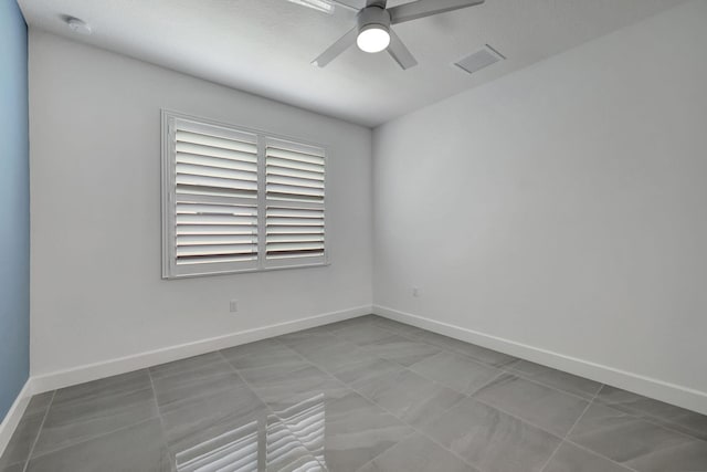 empty room with ceiling fan and a textured ceiling