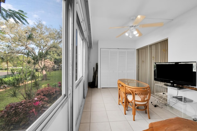 sunroom / solarium featuring ceiling fan