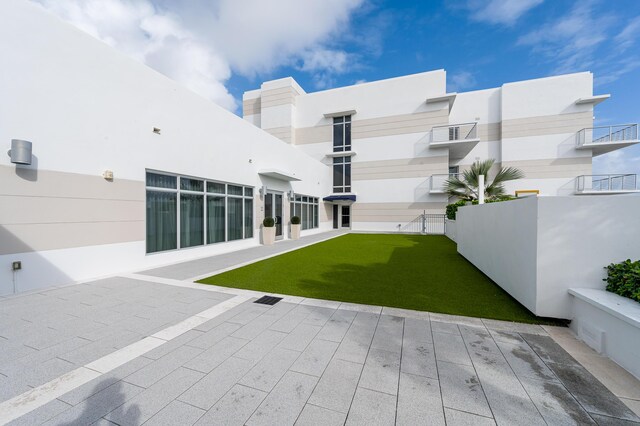 view of yard featuring a patio area