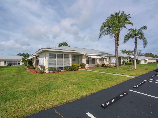 single story home featuring a front yard