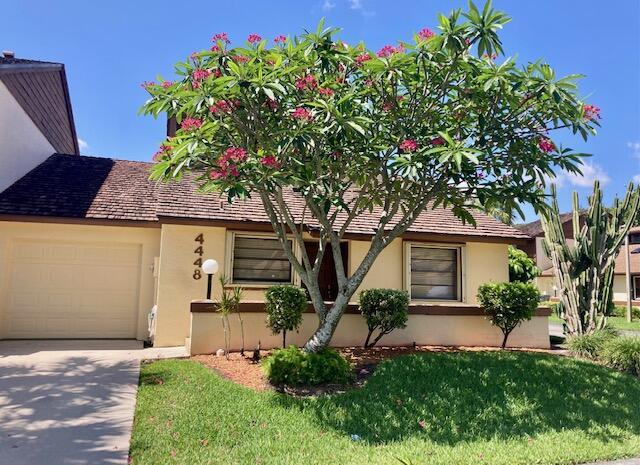 view of front facade featuring a front yard and a garage