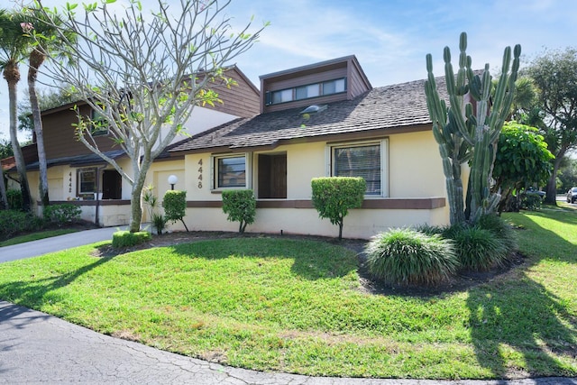 view of front facade featuring a front yard