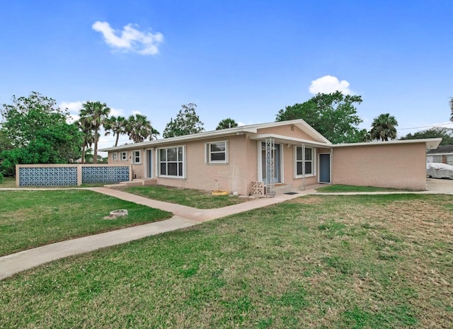 single story home featuring a front lawn