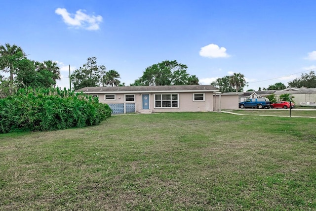 view of front of home featuring a front yard