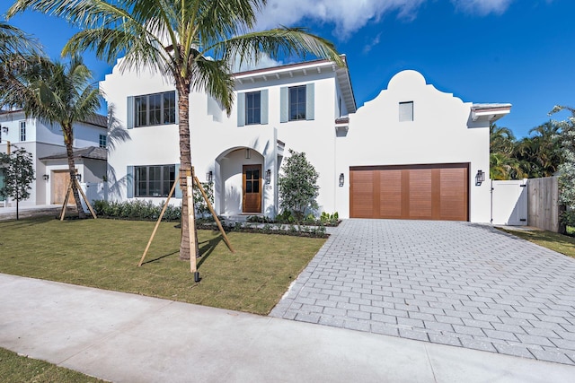 view of front of property featuring a front lawn