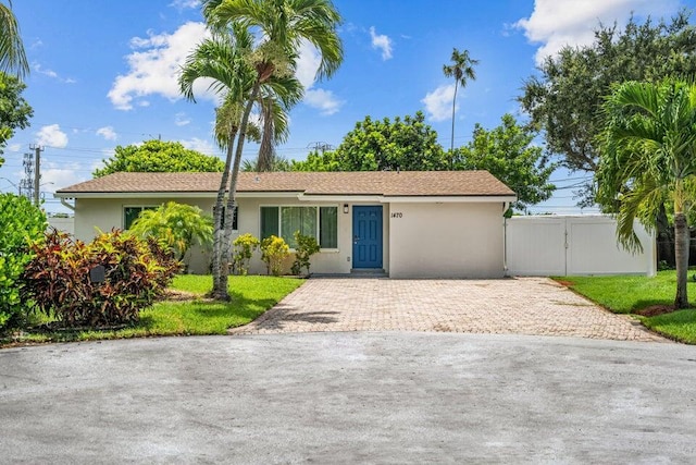 single story home featuring a front lawn