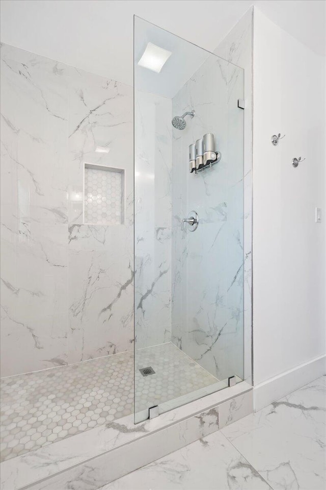 bathroom featuring tiled shower