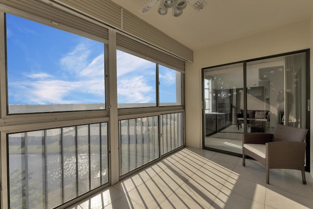 sunroom / solarium featuring ceiling fan