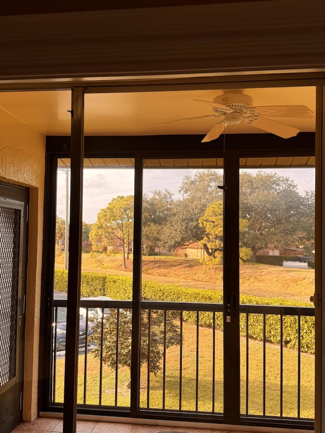 entryway with ceiling fan