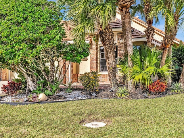 view of front facade featuring a front yard