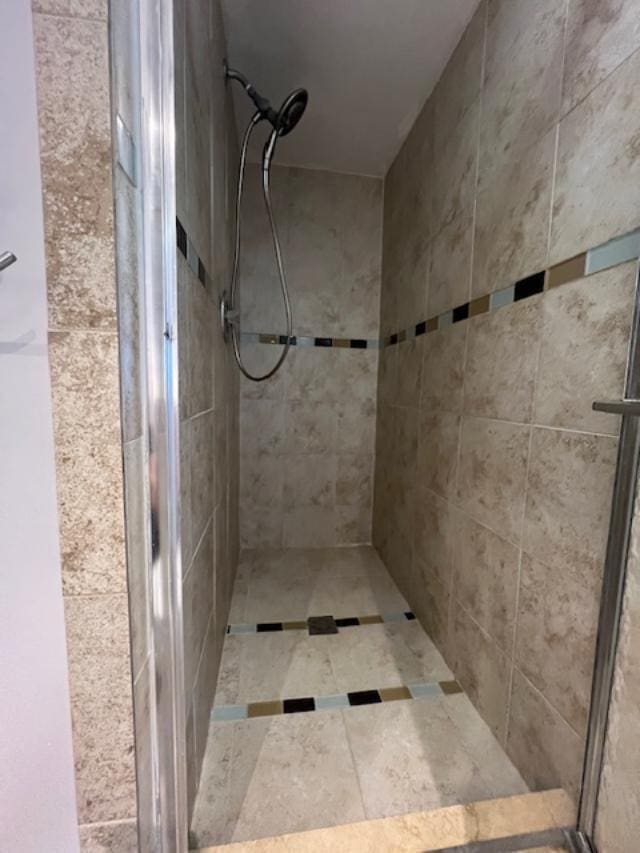 bathroom featuring tiled shower