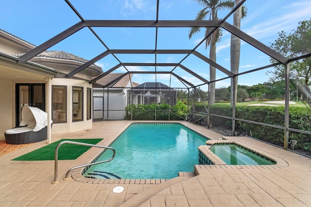 view of pool featuring an in ground hot tub, a patio area, and a lanai