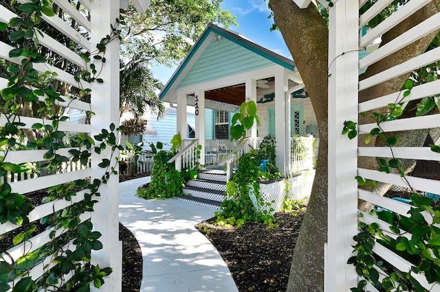 entrance to property featuring a porch