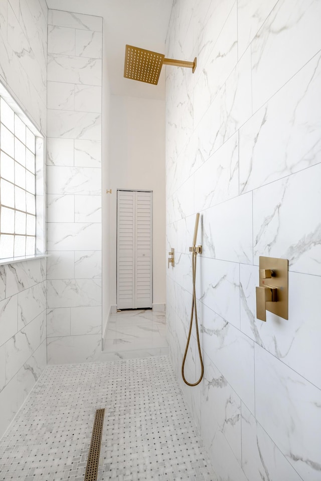 bathroom featuring a tile shower