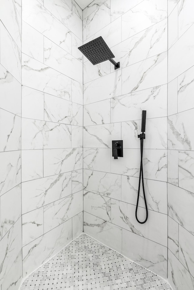 bathroom featuring a tile shower