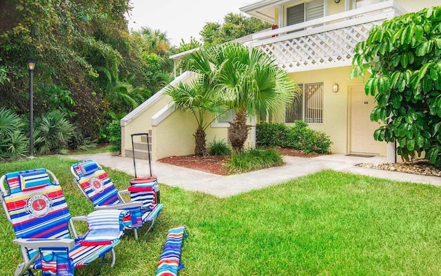 view of yard with a balcony