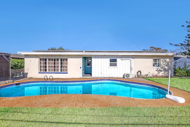 view of swimming pool with a lawn