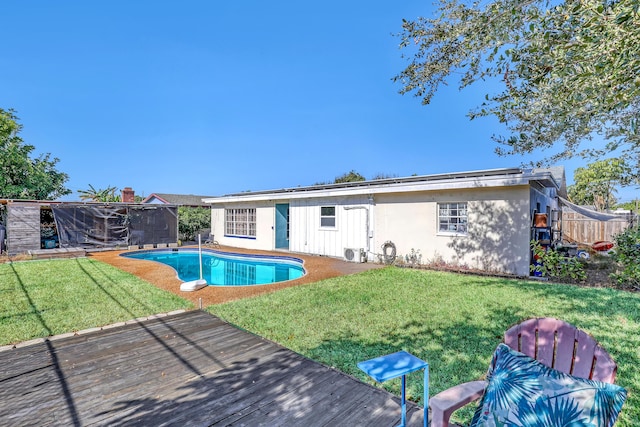 view of swimming pool featuring a yard