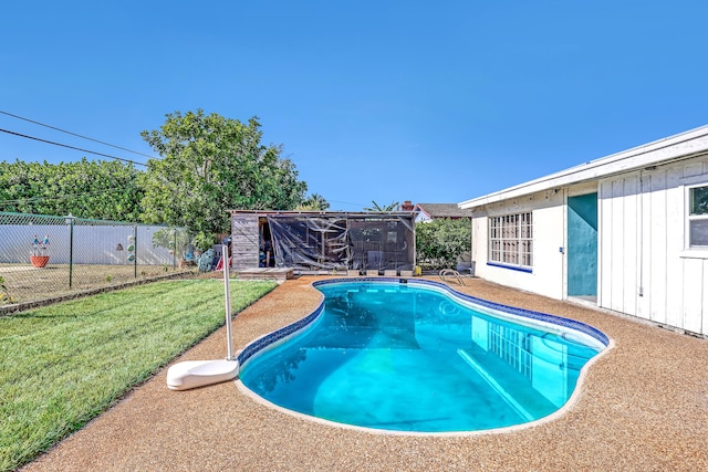 view of pool featuring a lawn