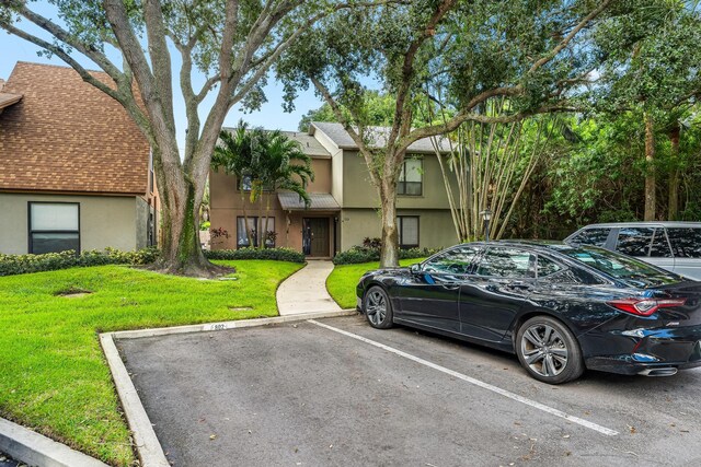 view of front of property featuring a front yard