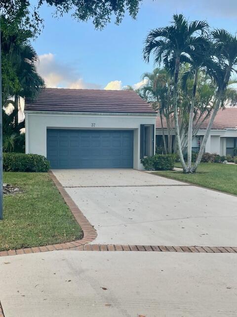 view of front of home featuring a front lawn