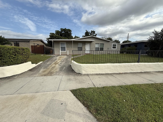 view of front of property featuring a front lawn