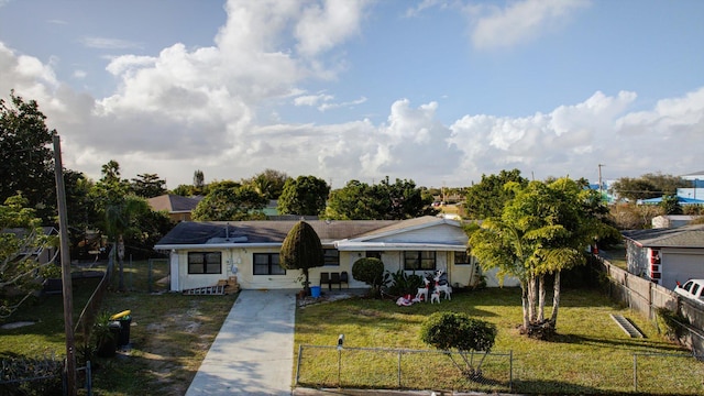 single story home with a front lawn