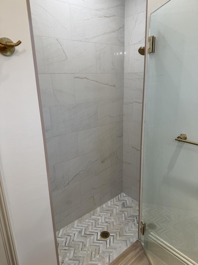 bathroom featuring a tile shower