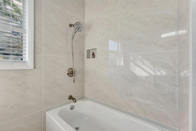 bathroom with tiled shower / bath combo