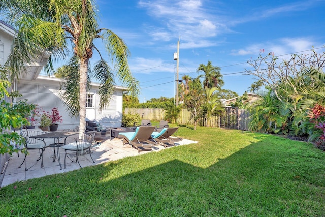 view of yard featuring a patio