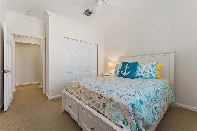 bedroom with crown molding, a closet, ceiling fan, and light carpet