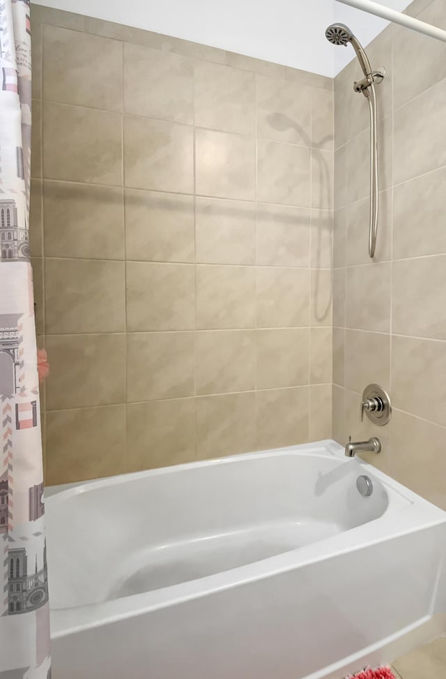 bathroom featuring shower / tub combo