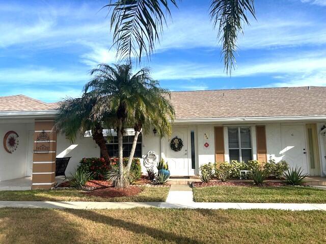 single story home featuring a front lawn