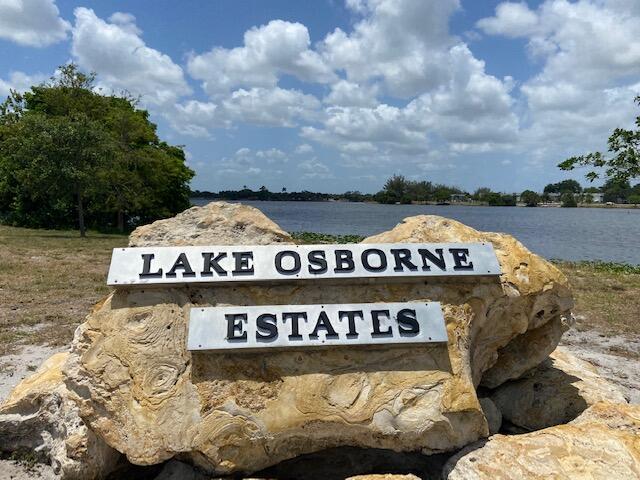 community sign featuring a water view