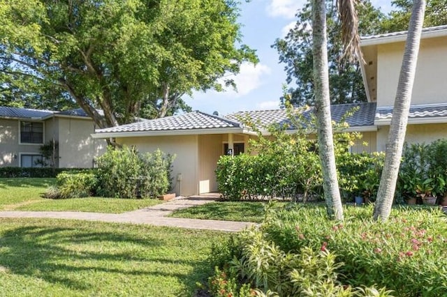 view of front of home with a front lawn