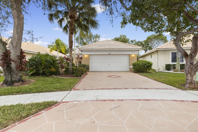 view of front of home featuring a front yard