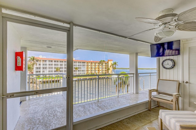 sunroom / solarium with ceiling fan