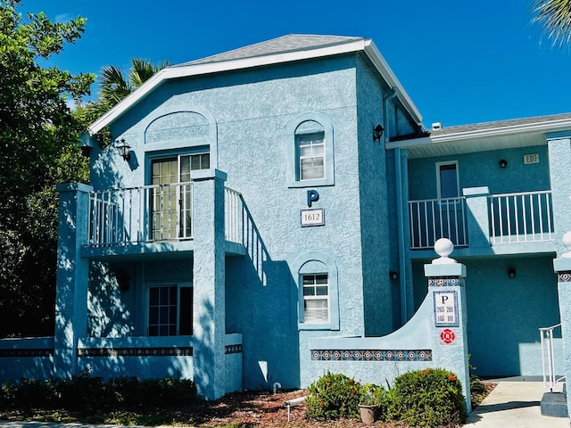 view of front of house with a balcony