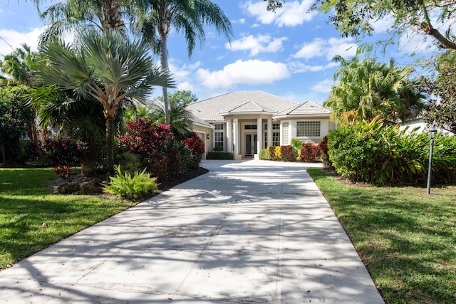 view of front of property featuring a front lawn