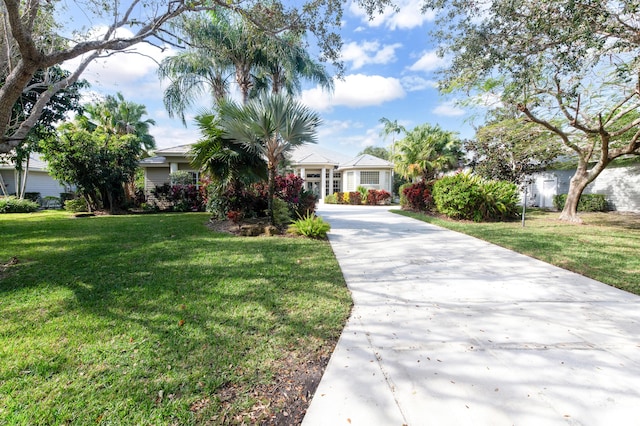 view of front facade featuring a front yard