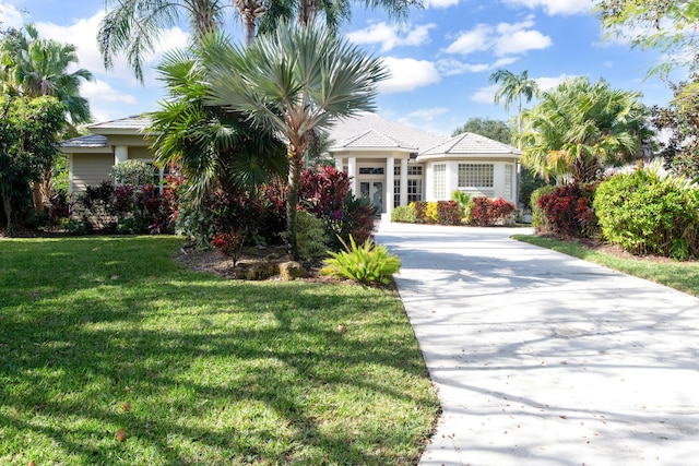 view of front of property with driveway and a front yard