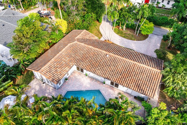 view of front facade featuring a front yard and a garage