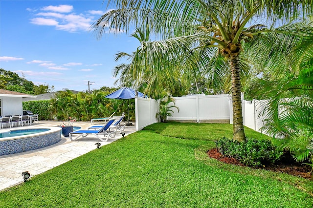 view of swimming pool featuring an in ground hot tub, french doors, an outdoor hangout area, a yard, and a patio