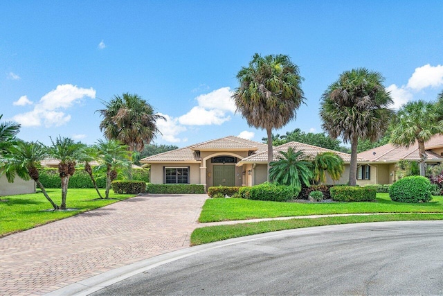 view of front of home featuring a front lawn