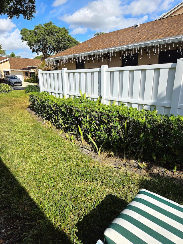 view of side of property featuring a lawn