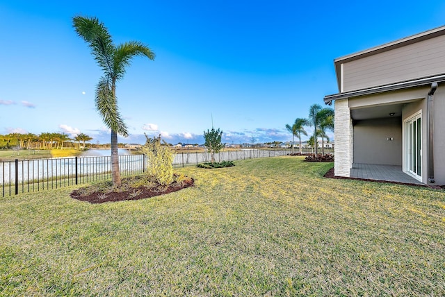 view of yard featuring a water view