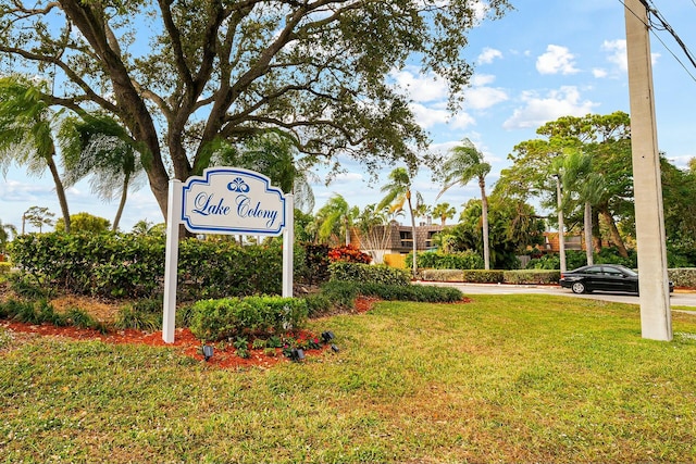 community / neighborhood sign featuring a lawn