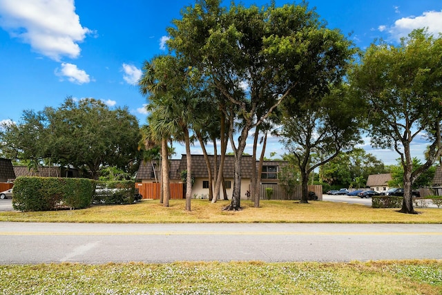 view of front facade featuring a front lawn