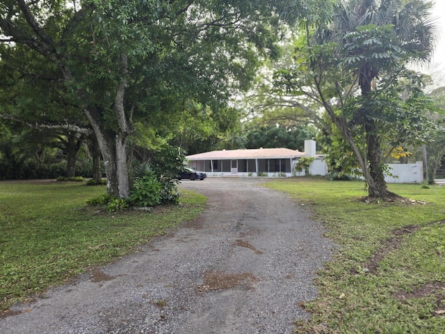 ranch-style house featuring a front lawn