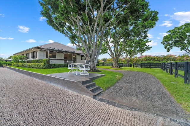 view of front of house featuring a front lawn